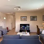 Villa Comfortable With Jacuzzi *